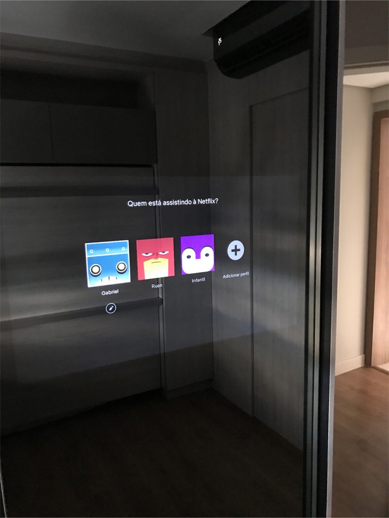 Porta com TV embutida